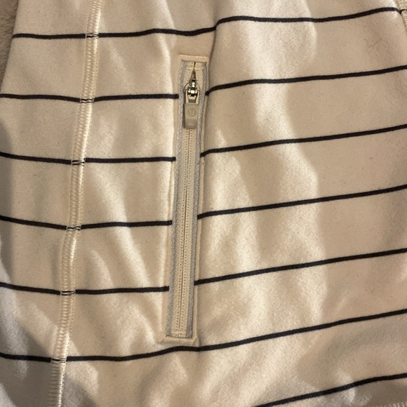 Lulu lemon long sleeve size small - Picture 6 of 6